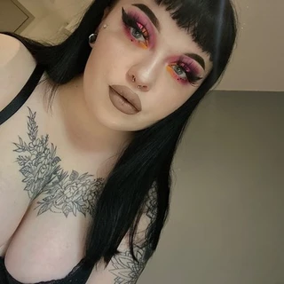 CurvyGothGirl