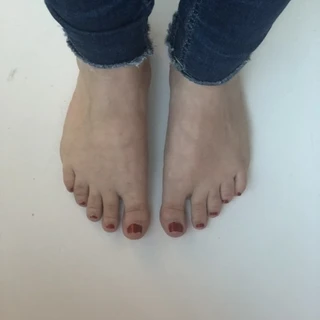 Lustrous Feet