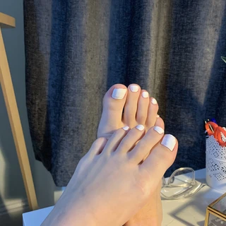 miss delicate feet