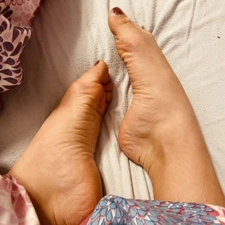 Feet pictures & videos