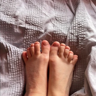 Lady Who Feets