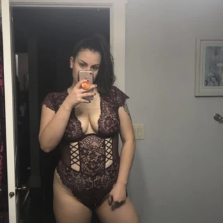 NAUGHTY CURVY BRUNETTE SLUT