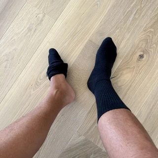 socks-sneakers-feet