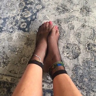 Ten tannned toes