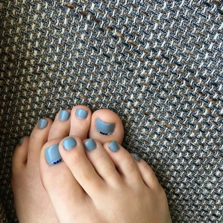 Some shy toes