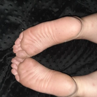 Lola feet